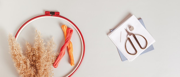 Рукодельница работает над вышивкой